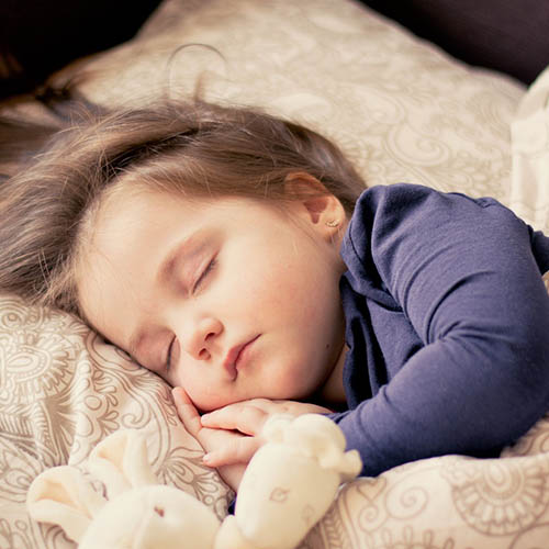 une maman avec son bébé pharmacie Girot